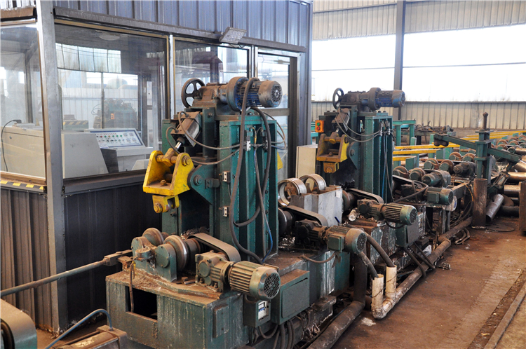 Eddy current flaw detector for steel pipe