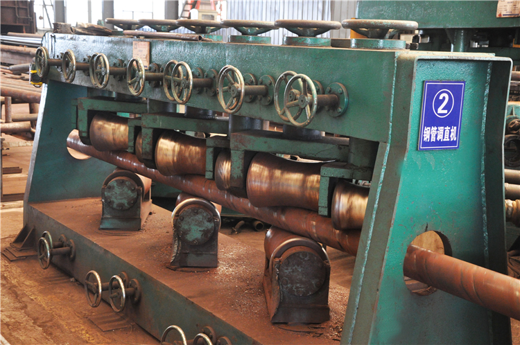 Steel pipe straightener