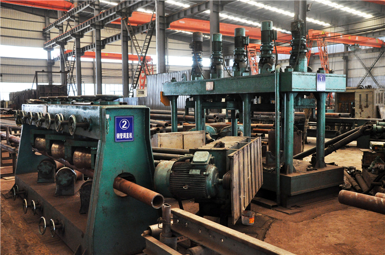 Steel pipe straightener